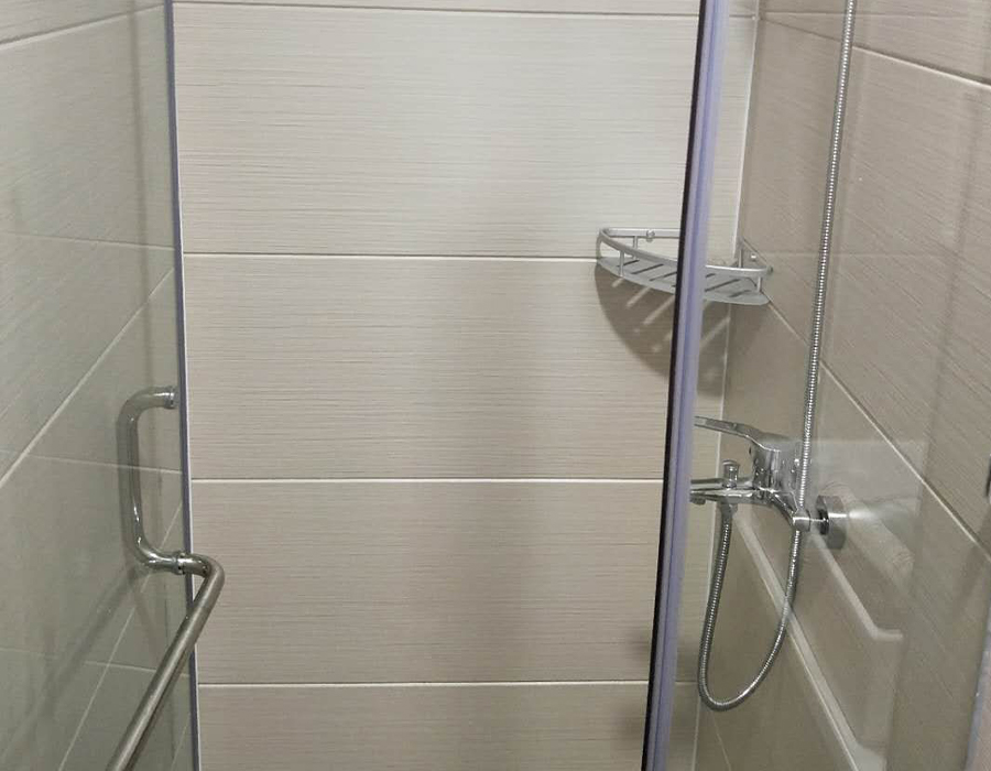 Sklenené prefabrikované sprchové kúty typu všetko v jednom